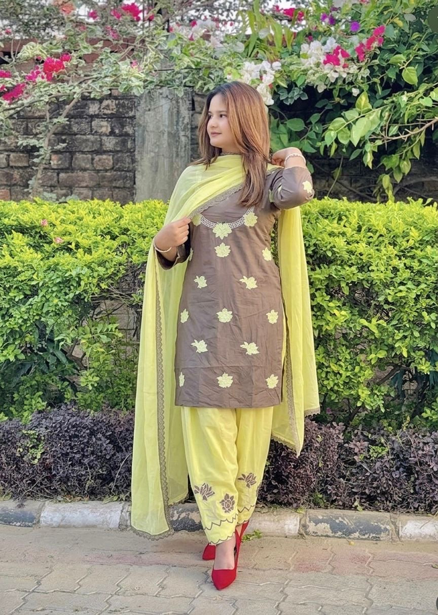 Contrast embroidery suit